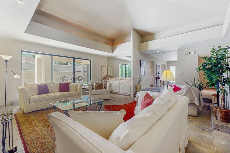 Sala de estar elegantemente projetada com móveis modernos em um apartamento no Building Centennial Circle - acme-phx-scottdale-az-llc - 1636171 em Palm Desert, Palm Desert Sala de estar elegantemente projetada com móveis modernos em um apartamento no Building Centennial Circle - acme-phx-scottdale-az-llc - 1636171 em Palm Desert, Palm Desert