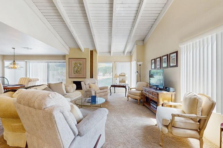 Elegante sala de estar con mobiliario moderno en un apartamento en Building Sunny Summit Lane - acme-phx-scottdale-az-llc - 1636111 en Palm Desert, Palm Desert