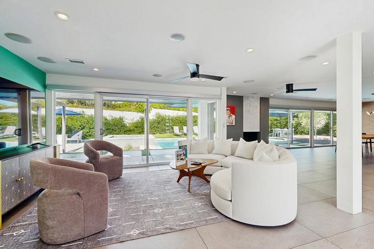 Sala de estar elegantemente projetada com móveis modernos em um apartamento no Building North Via Monte Vista - acme-phx-scottdale-az-llc - 1636351 em Palm Springs, Palm Springs Sala de estar elegantemente projetada com móveis modernos em um apartamento no Building North Via Monte Vista - acme-phx-scottdale-az-llc - 1636351 em Palm Springs, Palm Springs