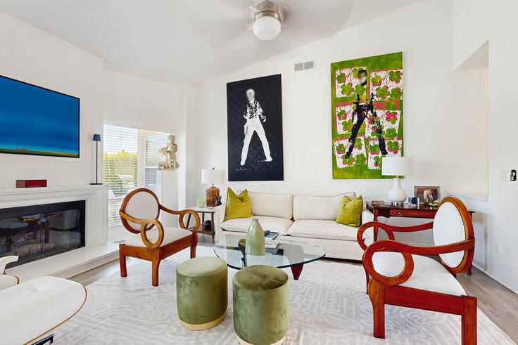 Elegante sala de estar con mobiliario moderno en un apartamento en Building Barons Circle - acme-phx-scottdale-az-llc - 1636358 en Palm Desert, Palm Desert