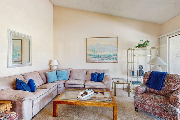 Elegante sala de estar con mobiliario moderno en un apartamento en Building East Torremolinos Drive - acme-phx-scottdale-az-llc - 1636262 en Rancho Mirage, Rancho Mirage Elegante sala de estar con mobiliario moderno en un apartamento en Building East Torremolinos Drive - acme-phx-scottdale-az-llc - 1636262 en Rancho Mirage, Rancho Mirage