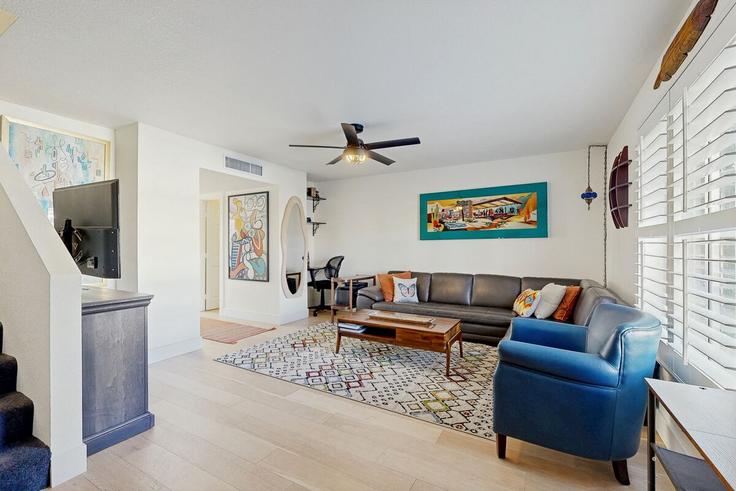 Sala de estar elegantemente projetada com móveis modernos em um apartamento no Building Ramon Road - acme-phx-scottdale-az-llc - 1636296 em Palm Springs, Palm Springs Sala de estar elegantemente projetada com móveis modernos em um apartamento no Building Ramon Road - acme-phx-scottdale-az-llc - 1636296 em Palm Springs, Palm Springs