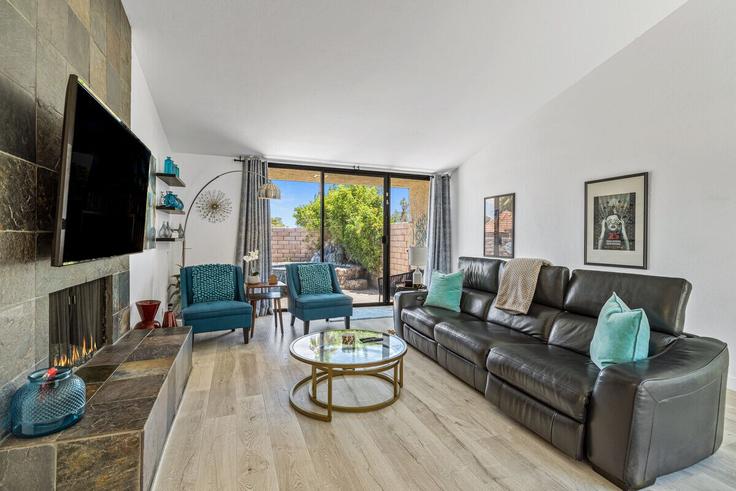 Sala de estar elegantemente projetada com móveis modernos em um apartamento no Building North De Anza Road - acme-phx-scottdale-az-llc - 1636380 em Palm Springs, Palm Springs Sala de estar elegantemente projetada com móveis modernos em um apartamento no Building North De Anza Road - acme-phx-scottdale-az-llc - 1636380 em Palm Springs, Palm Springs