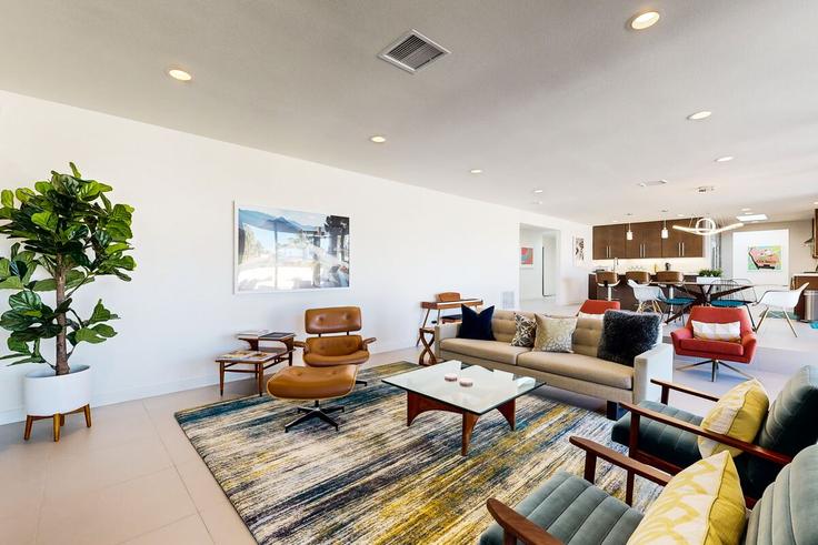 Sala de estar elegantemente projetada com móveis modernos em um apartamento no Building Homestead Road - acme-phx-scottdale-az-llc - 1636382 em Palm Desert, Palm Desert Sala de estar elegantemente projetada com móveis modernos em um apartamento no Building Homestead Road - acme-phx-scottdale-az-llc - 1636382 em Palm Desert, Palm Desert