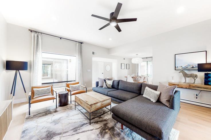 Elegante sala de estar con mobiliario moderno en un apartamento en Building Alfaro Drive - acme-phx-scottdale-az-llc - 1636564 en Rancho Mirage, Rancho Mirage Elegante sala de estar con mobiliario moderno en un apartamento en Building Alfaro Drive - acme-phx-scottdale-az-llc - 1636564 en Rancho Mirage, Rancho Mirage