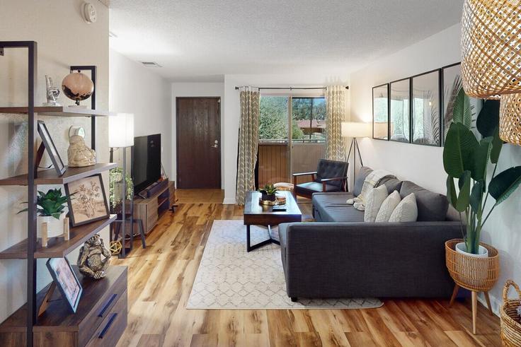 Sala de estar elegantemente projetada com móveis modernos em um apartamento no Building North Los Felices Road - acme-phx-scottdale-az-llc - 1636704 em Palm Springs, Palm Springs
