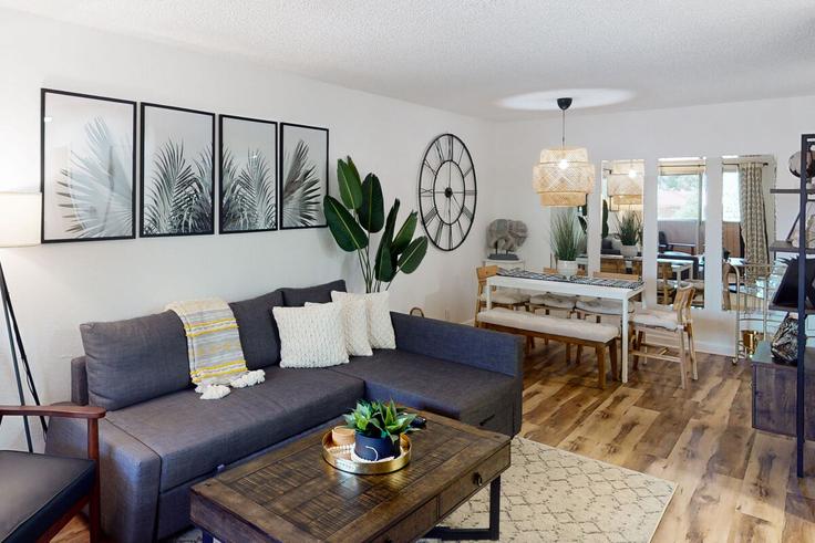 Salle de séjour élégante avec mobilier moderne dans un appartement à Building North Los Felices Road - acme-phx-scottdale-az-llc - 1636704 à Palm Springs, Palm Springs Salle de séjour élégante avec mobilier moderne dans un appartement à Building North Los Felices Road - acme-phx-scottdale-az-llc - 1636704 à Palm Springs, Palm Springs