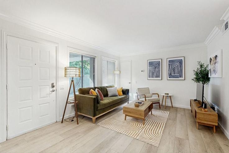 Sala de estar elegantemente projetada com móveis modernos em um apartamento no Building North Hermosa Drive - acme-phx-scottdale-az-llc - 1636621 em Palm Springs, Palm Springs Sala de estar elegantemente projetada com móveis modernos em um apartamento no Building North Hermosa Drive - acme-phx-scottdale-az-llc - 1636621 em Palm Springs, Palm Springs