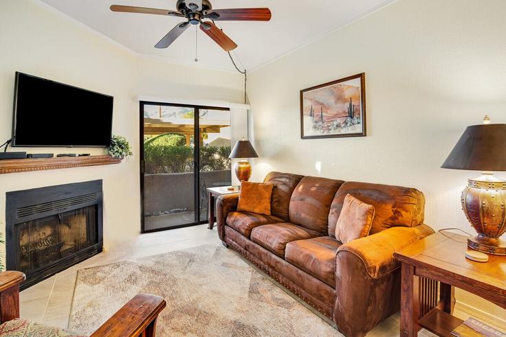 Elegante sala de estar con mobiliario moderno en un apartamento en Building North Camino Esplendora - acme-phx-scottdale-az-llc - 1636612 en Catalina Foothills, Catalina Foothills