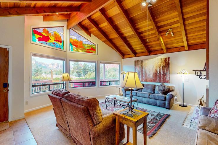 Elegante sala de estar con mobiliario moderno en un apartamento en Building Broken Arrow Drive - acme-phx-scottdale-az-llc - 1636522 en Village of Oak Creek, Village of Oak Creek