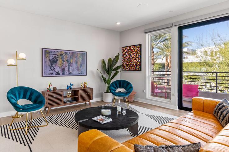 Palm Springs Palm SpringsのBuilding Cameron Center Drive - acme-phx-scottdale-az-llc - 1636269のアパートメントにある、モダンな家具を備えたエレガントなデザインのリビングルーム