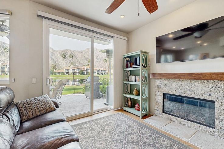 La Quinta La QuintaのBuilding Tanglewood - acme-phx-scottdale-az-llc - 1636539のアパートメントにある、モダンな家具を備えたエレガントなデザインのリビングルーム La Quinta La QuintaのBuilding Tanglewood - acme-phx-scottdale-az-llc - 1636539のアパートメントにある、モダンな家具を備えたエレガントなデザインのリビングルーム