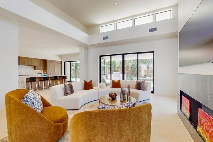 Elegante sala de estar con mobiliario moderno en un apartamento en Building Garnet Court - acme-phx-scottdale-az-llc - 1636652 en Rancho Mirage, Rancho Mirage Elegante sala de estar con mobiliario moderno en un apartamento en Building Garnet Court - acme-phx-scottdale-az-llc - 1636652 en Rancho Mirage, Rancho Mirage