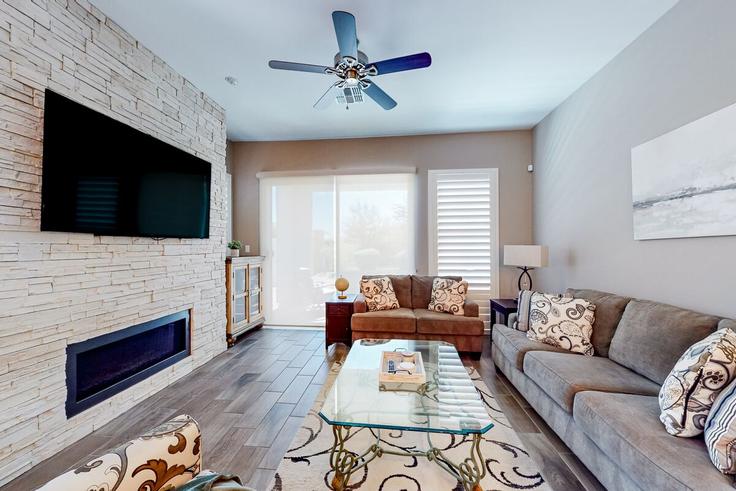Elegante sala de estar con mobiliario moderno en un apartamento en Building West Duane Lane - acme-phx-scottdale-az-llc - 1636668 en Phoenix, Phoenix Elegante sala de estar con mobiliario moderno en un apartamento en Building West Duane Lane - acme-phx-scottdale-az-llc - 1636668 en Phoenix, Phoenix