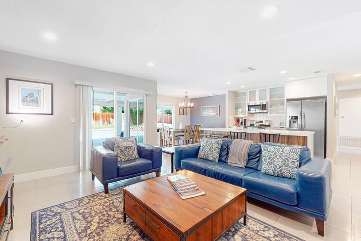 Sala de estar elegantemente projetada com móveis modernos em um apartamento no Building Myrsine Avenue - acme-phx-scottdale-az-llc - 1636182 em Palm Desert, Palm Desert Sala de estar elegantemente projetada com móveis modernos em um apartamento no Building Myrsine Avenue - acme-phx-scottdale-az-llc - 1636182 em Palm Desert, Palm Desert