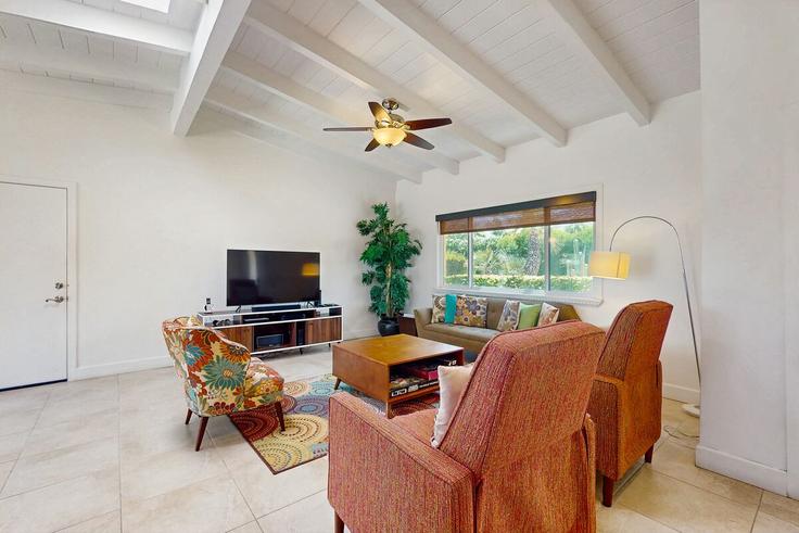 Elegante sala de estar con mobiliario moderno en un apartamento en Building Kensington Drive - acme-phx-scottdale-az-llc - 1636190 en Rancho Mirage, Rancho Mirage Elegante sala de estar con mobiliario moderno en un apartamento en Building Kensington Drive - acme-phx-scottdale-az-llc - 1636190 en Rancho Mirage, Rancho Mirage