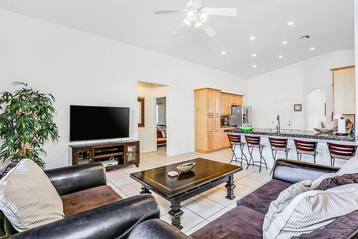 Sala de estar elegantemente projetada com móveis modernos em um apartamento no Building Academy Lane East - acme-phx-scottdale-az-llc - 1636191 em Palm Desert, Palm Desert Sala de estar elegantemente projetada com móveis modernos em um apartamento no Building Academy Lane East - acme-phx-scottdale-az-llc - 1636191 em Palm Desert, Palm Desert