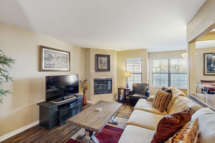 Salle de séjour élégante avec mobilier moderne dans un appartement à Building North Campbell Avenue - acme-phx-scottdale-az-llc - 1636343 à Catalina Foothills, Catalina Foothills Salle de séjour élégante avec mobilier moderne dans un appartement à Building North Campbell Avenue - acme-phx-scottdale-az-llc - 1636343 à Catalina Foothills, Catalina Foothills