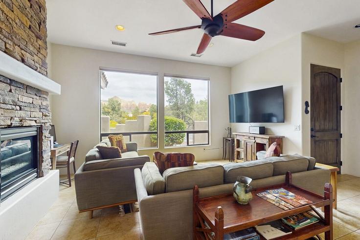 Elegante sala de estar con mobiliario moderno en un apartamento en Building Whippet Way - acme-phx-scottdale-az-llc - 1636283 en Sedona, Sedona Elegante sala de estar con mobiliario moderno en un apartamento en Building Whippet Way - acme-phx-scottdale-az-llc - 1636283 en Sedona, Sedona