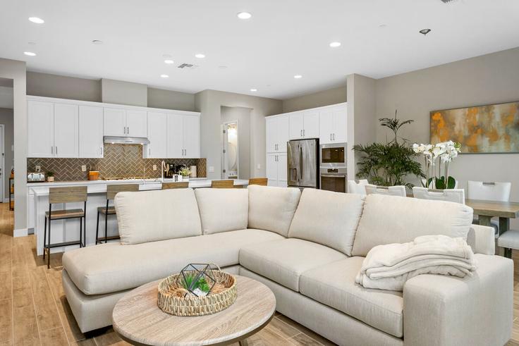 Salle de séjour élégante avec mobilier moderne dans un appartement à Building Vista Bonita Drive - acme-phx-scottdale-az-llc - 1636483 à Scottsdale, Scottsdale Salle de séjour élégante avec mobilier moderne dans un appartement à Building Vista Bonita Drive - acme-phx-scottdale-az-llc - 1636483 à Scottsdale, Scottsdale