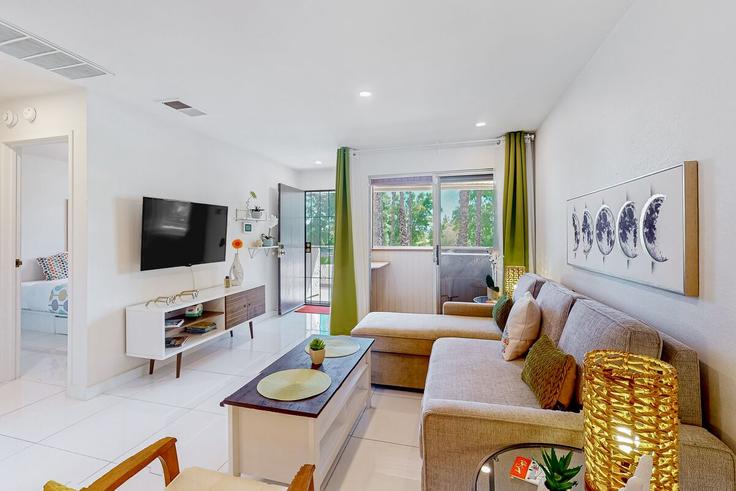 Salle de séjour élégante avec mobilier moderne dans un appartement à Building North Villa Court - acme-phx-scottdale-az-llc - 1636543 à Palm Springs, Palm Springs Salle de séjour élégante avec mobilier moderne dans un appartement à Building North Villa Court - acme-phx-scottdale-az-llc - 1636543 à Palm Springs, Palm Springs
