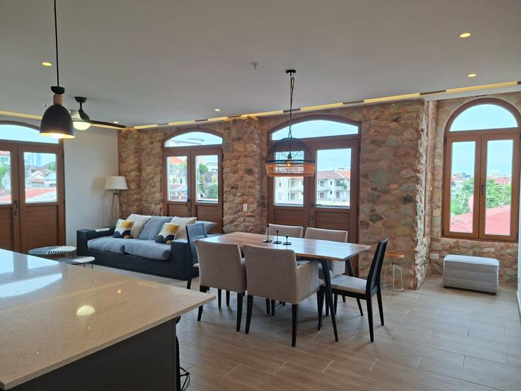 Elegante sala de estar con mobiliario moderno en un apartamento en Building Avenida A y - acomodo - 1586700 en Panama City, Panama City Elegante sala de estar con mobiliario moderno en un apartamento en Building Avenida A y - acomodo - 1586700 en Panama City, Panama City