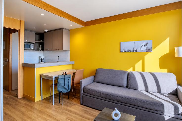 Building Rue d'Oradour-sur-Glane - adagio - 1605387 adresindeki bir dairede modern mobilyalarla zarif bir şekilde tasarlanmış oturma odası 15th arrondissement, Paris Building Rue d'Oradour-sur-Glane - adagio - 1605387 adresindeki bir dairede modern mobilyalarla zarif bir şekilde tasarlanmış oturma odası 15th arrondissement, Paris
