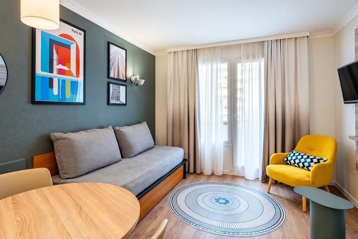 Building Rue des Lilas d'Espagne - adagio - 1623218 adresindeki bir dairede modern mobilyalarla zarif bir şekilde tasarlanmış oturma odası Courbevoie, Courbevoie Building Rue des Lilas d'Espagne - adagio - 1623218 adresindeki bir dairede modern mobilyalarla zarif bir şekilde tasarlanmış oturma odası Courbevoie, Courbevoie