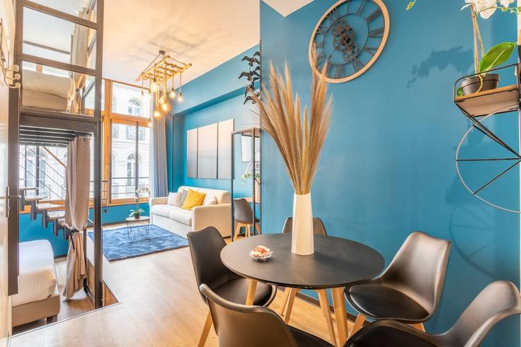 Sala de estar elegantemente projetada com móveis modernos em um apartamento no Building Rue du Jeune Anacharsis - adira - 1436487 em 1st arrondissement, Marseille
