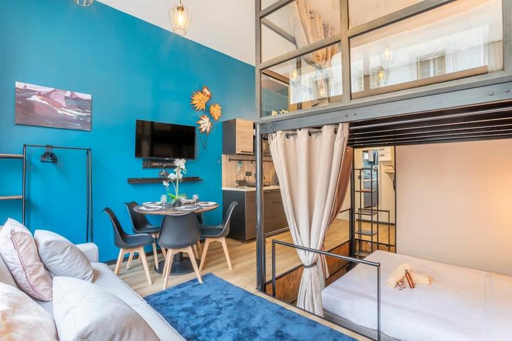 Sala de estar elegantemente projetada com móveis modernos em um apartamento no Building Rue du Jeune Anacharsis - adira - 1436484 em 1st arrondissement, Marseille