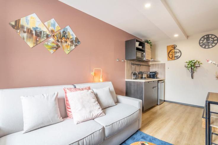 Sala de estar elegantemente projetada com móveis modernos em um apartamento no Building Rue du Jeune Anacharsis - adira - 1436502 em 1st arrondissement, Marseille