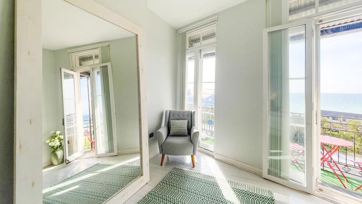 Building Fort Hill - adlivhost - 1438935 adresindeki bir dairede modern mobilyalarla zarif bir şekilde tasarlanmış oturma odası Thanet District, Margate Building Fort Hill - adlivhost - 1438935 adresindeki bir dairede modern mobilyalarla zarif bir şekilde tasarlanmış oturma odası Thanet District, Margate