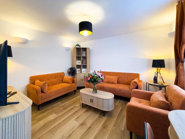 Building Hartsdown Road - adlivhost - 1438922 adresindeki bir dairede modern mobilyalarla zarif bir şekilde tasarlanmış oturma odası Thanet District, Margate Building Hartsdown Road - adlivhost - 1438922 adresindeki bir dairede modern mobilyalarla zarif bir şekilde tasarlanmış oturma odası Thanet District, Margate