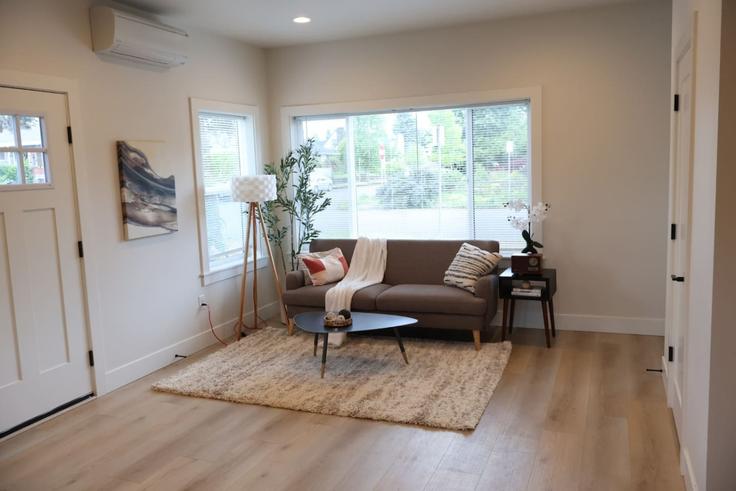 Building East 35th Street - admired-homes - 1334340 adresindeki bir dairede modern mobilyalarla zarif bir şekilde tasarlanmış oturma odası Vancouver, Vancouver