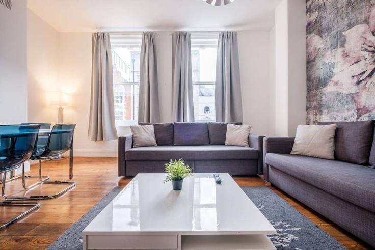 Sala de estar elegantemente projetada com móveis modernos em um apartamento no Building Oxford Street - advan-poperties - 1374795 em City of Westminster, London Sala de estar elegantemente projetada com móveis modernos em um apartamento no Building Oxford Street - advan-poperties - 1374795 em City of Westminster, London