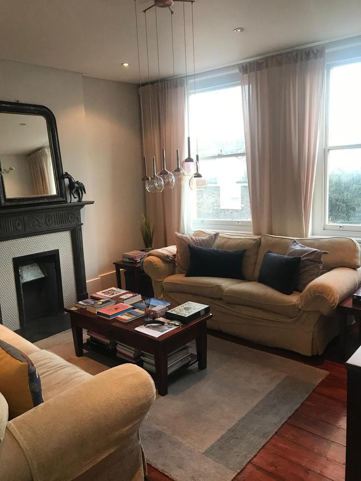 Sala de estar elegantemente projetada com móveis modernos em um apartamento no Building Hammersmith Bridge Road - ae-properties-hub - 1592197 em London Borough of Hammersmith and Fulham, London Sala de estar elegantemente projetada com móveis modernos em um apartamento no Building Hammersmith Bridge Road - ae-properties-hub - 1592197 em London Borough of Hammersmith and Fulham, London