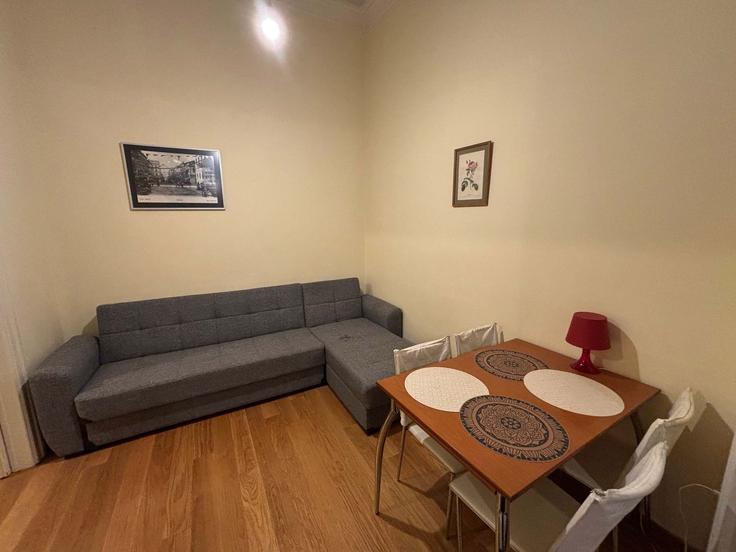 Central Athens, Athens 소재 Building Erisichthonos - aegis-reatly-ike - 1360064 유닛에 마련된, 현대적인 가구로 꾸며진 우아한 디자인의 거실 Central Athens, Athens 소재 Building Erisichthonos - aegis-reatly-ike - 1360064 유닛에 마련된, 현대적인 가구로 꾸며진 우아한 디자인의 거실