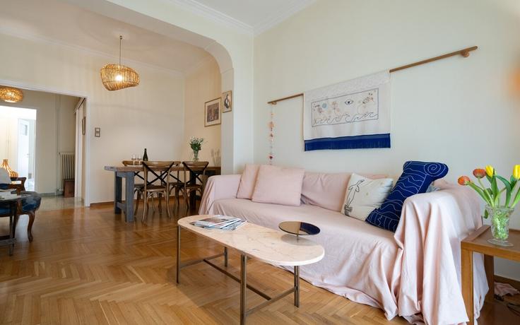 Athens Central AthensのBuilding Veikou - aetheras-project - 1549498のアパートメントにある、モダンな家具を備えたエレガントなデザインのリビングルーム Athens Central AthensのBuilding Veikou - aetheras-project - 1549498のアパートメントにある、モダンな家具を備えたエレガントなデザインのリビングルーム
