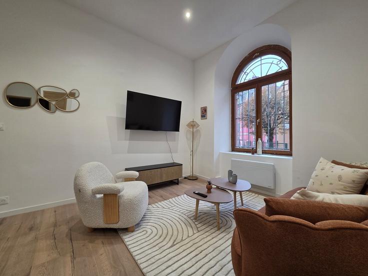 Building Rue de la Loi - agence-fleurine - 1366746 adresindeki bir dairede modern mobilyalarla zarif bir şekilde tasarlanmış oturma odası Mulhouse, Mulhouse Building Rue de la Loi - agence-fleurine - 1366746 adresindeki bir dairede modern mobilyalarla zarif bir şekilde tasarlanmış oturma odası Mulhouse, Mulhouse