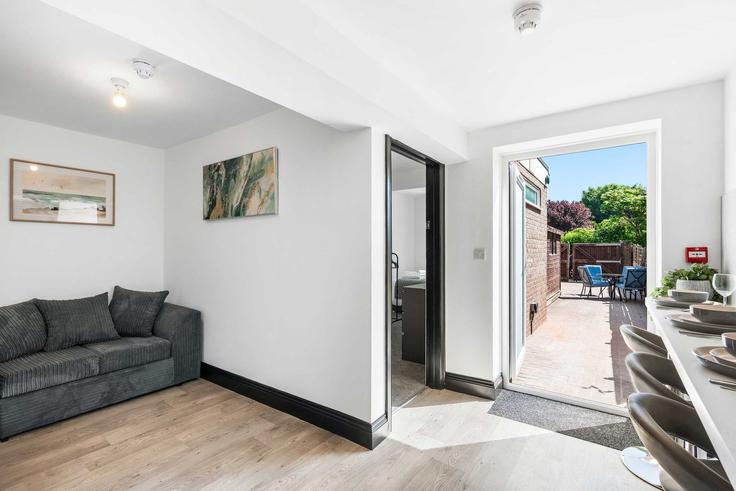 Building Archibald Road - agf-property-ltd - 1549350 adresindeki bir dairede modern mobilyalarla zarif bir şekilde tasarlanmış oturma odası Worthing, Worthing