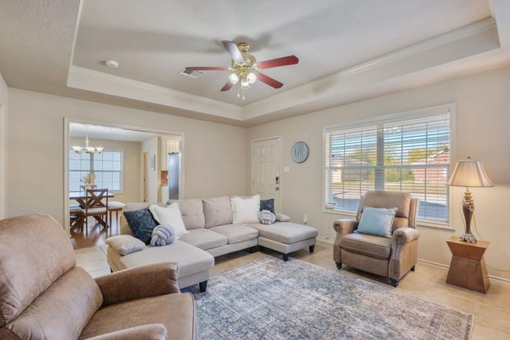 College Station, College Station 소재 Building Sterling Street - aggieland-vacation-rentals - 1328049 유닛에 마련된, 현대적인 가구로 꾸며진 우아한 디자인의 거실