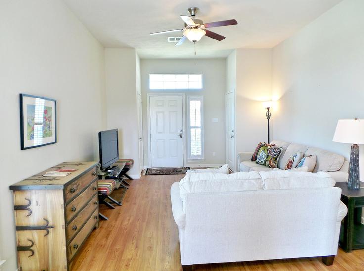 Bryan BryanのBuilding Venice Drive - aggieland-vacation-rentals - 1328054のアパートメントにある、モダンな家具を備えたエレガントなデザインのリビングルーム Bryan BryanのBuilding Venice Drive - aggieland-vacation-rentals - 1328054のアパートメントにある、モダンな家具を備えたエレガントなデザインのリビングルーム