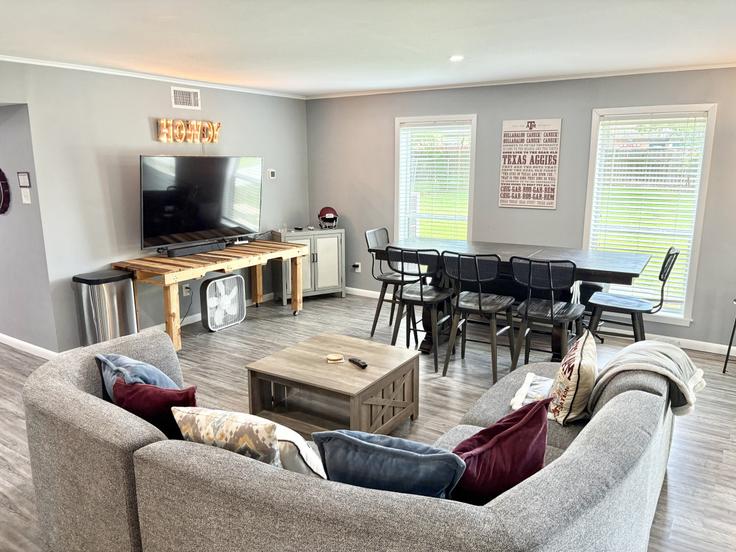 College Station, College Station 소재 Building Glade Street - aggieland-vacation-rentals - 1328055 유닛에 마련된, 현대적인 가구로 꾸며진 우아한 디자인의 거실