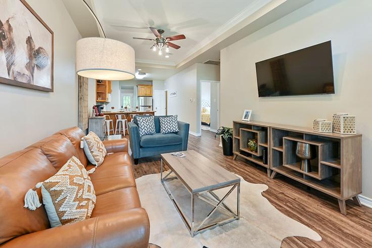 College Station, College Station 소재 Building Winter Park - aggieland-vacation-rentals - 1328060 유닛에 마련된, 현대적인 가구로 꾸며진 우아한 디자인의 거실 College Station, College Station 소재 Building Winter Park - aggieland-vacation-rentals - 1328060 유닛에 마련된, 현대적인 가구로 꾸며진 우아한 디자인의 거실