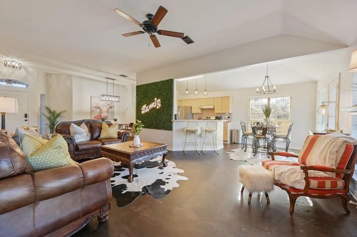 Elegant gestaltetes Wohnzimmer mit moderner Einrichtung in einer Wohnung im Building Beaver Pond Court - aggieland-vacation-rentals - 1328061 in Bryan, Bryan Elegant gestaltetes Wohnzimmer mit moderner Einrichtung in einer Wohnung im Building Beaver Pond Court - aggieland-vacation-rentals - 1328061 in Bryan, Bryan