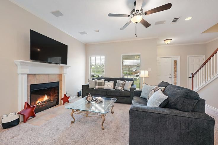 Elegant gestaltetes Wohnzimmer mit moderner Einrichtung in einer Wohnung im Building Montauk Court - aggieland-vacation-rentals - 1328062 in Bryan, Bryan Elegant gestaltetes Wohnzimmer mit moderner Einrichtung in einer Wohnung im Building Montauk Court - aggieland-vacation-rentals - 1328062 in Bryan, Bryan