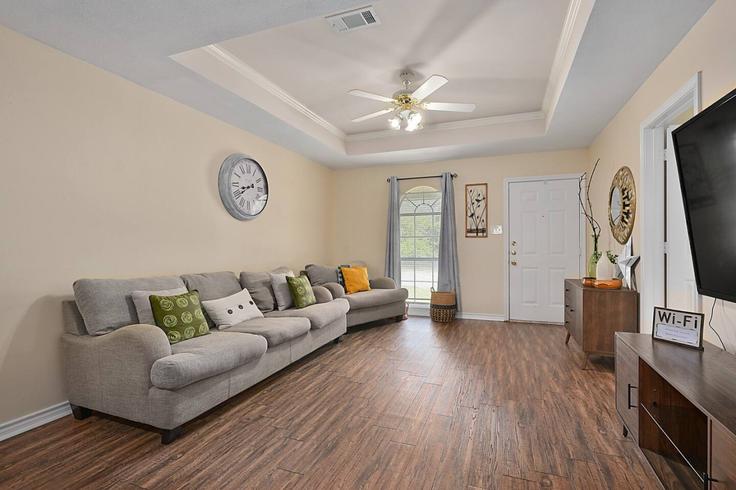 College Station, College Station 소재 Building Colgate Drive - aggieland-vacation-rentals - 1328066 유닛에 마련된, 현대적인 가구로 꾸며진 우아한 디자인의 거실