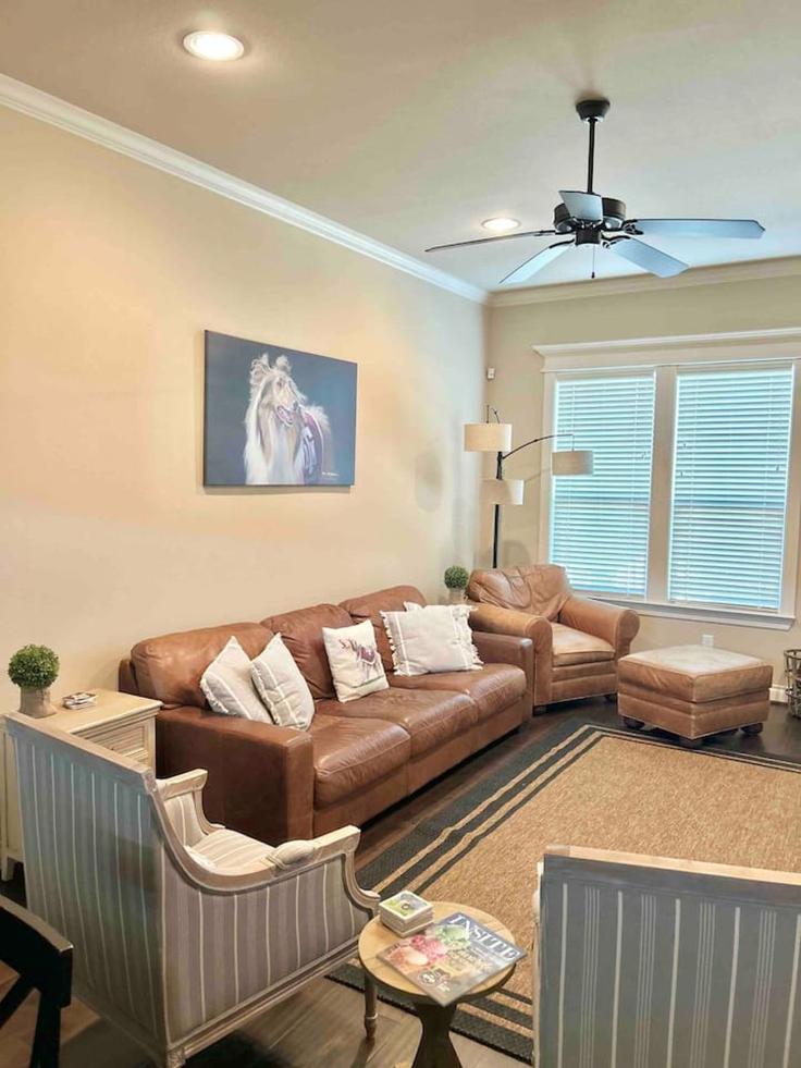 Elegant gestaltetes Wohnzimmer mit moderner Einrichtung in einer Wohnung im Building Jefferson Street - aggieland-vacation-rentals - 1328068 in Bryan, Bryan Elegant gestaltetes Wohnzimmer mit moderner Einrichtung in einer Wohnung im Building Jefferson Street - aggieland-vacation-rentals - 1328068 in Bryan, Bryan