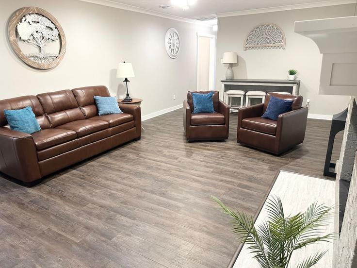 Elegant gestaltetes Wohnzimmer mit moderner Einrichtung in einer Wohnung im Building Carter Creek Parkway - aggieland-vacation-rentals - 1328069 in Bryan, Bryan Elegant gestaltetes Wohnzimmer mit moderner Einrichtung in einer Wohnung im Building Carter Creek Parkway - aggieland-vacation-rentals - 1328069 in Bryan, Bryan