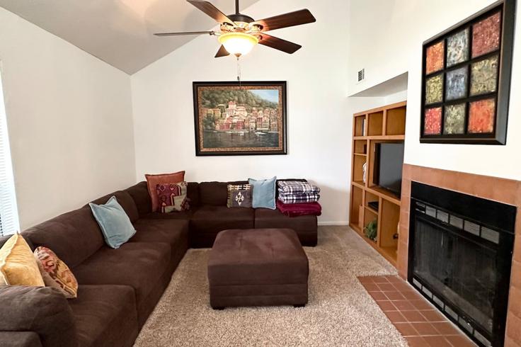 Bryan, Bryan에 위치한 Building Navidad Street - aggieland-vacation-rentals - 1328072 아파트의 세련된 인테리어가 돋보이는 거실